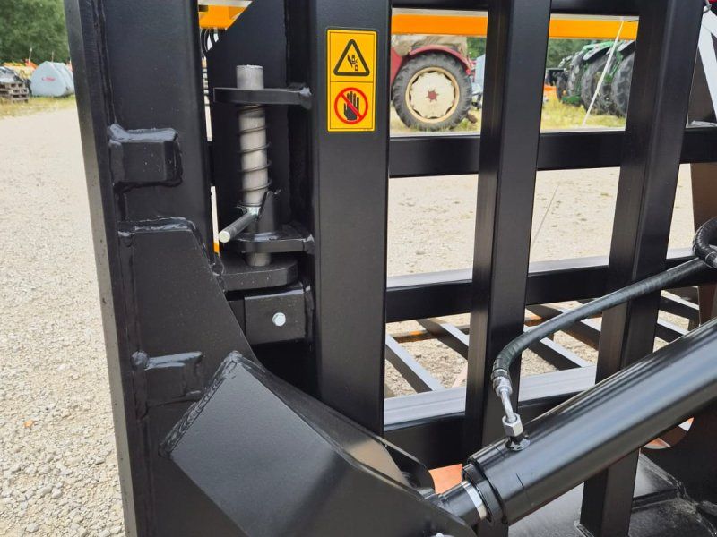 JCB Grüngutgabel 4,40m Mit Volvo Aufnahme