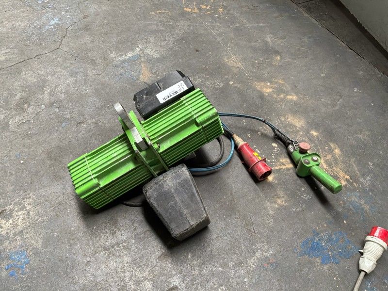 Electric chain hoists (2)