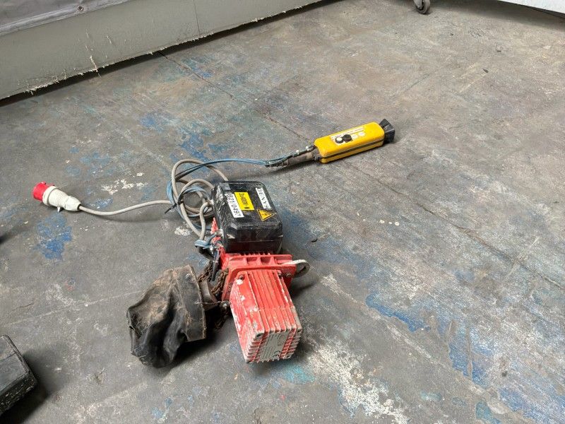 Electric chain hoists (2)