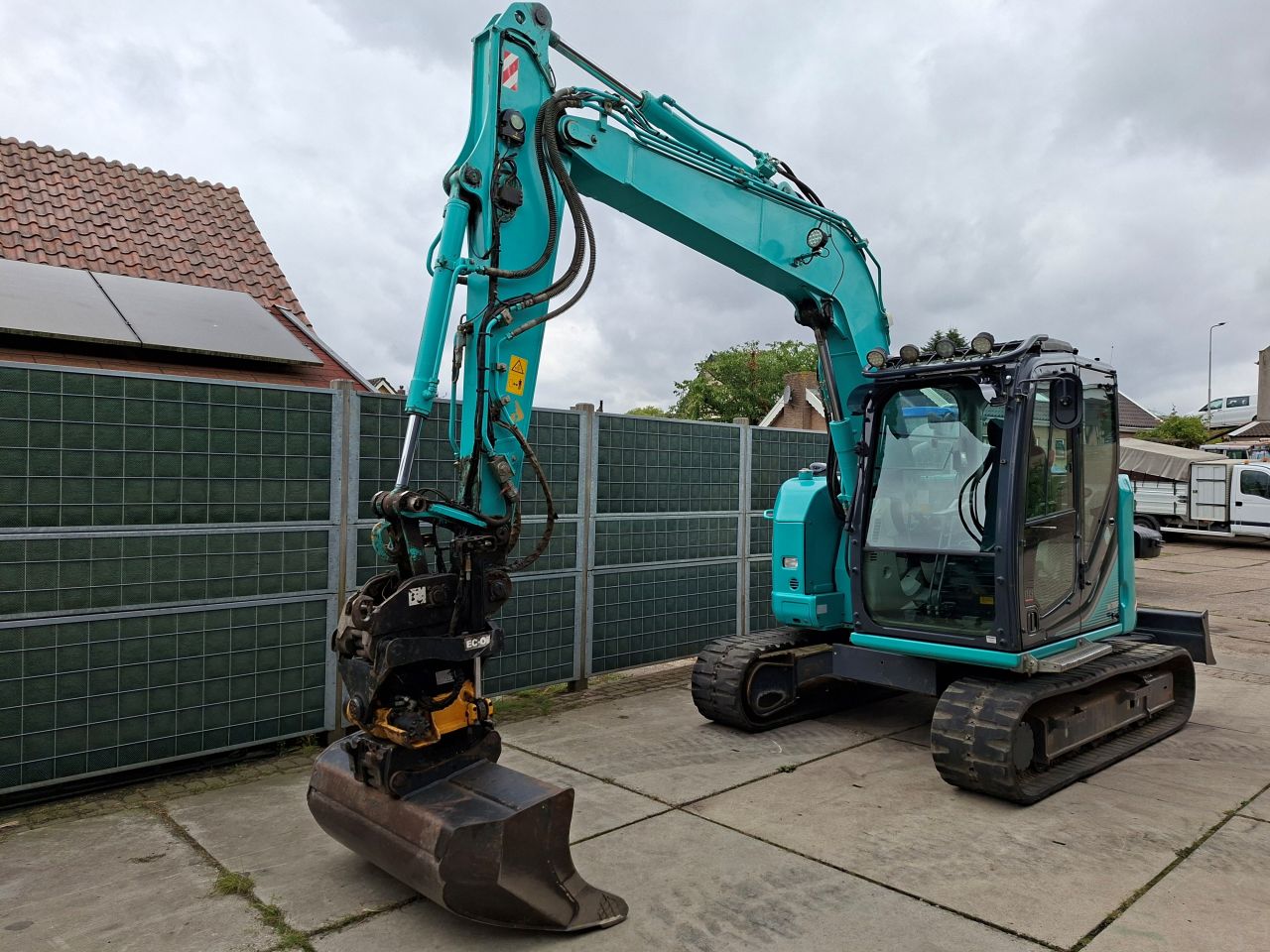 Kobelco SK75SR-3E 8 tons Engcon Oilquick draaikantelstuk