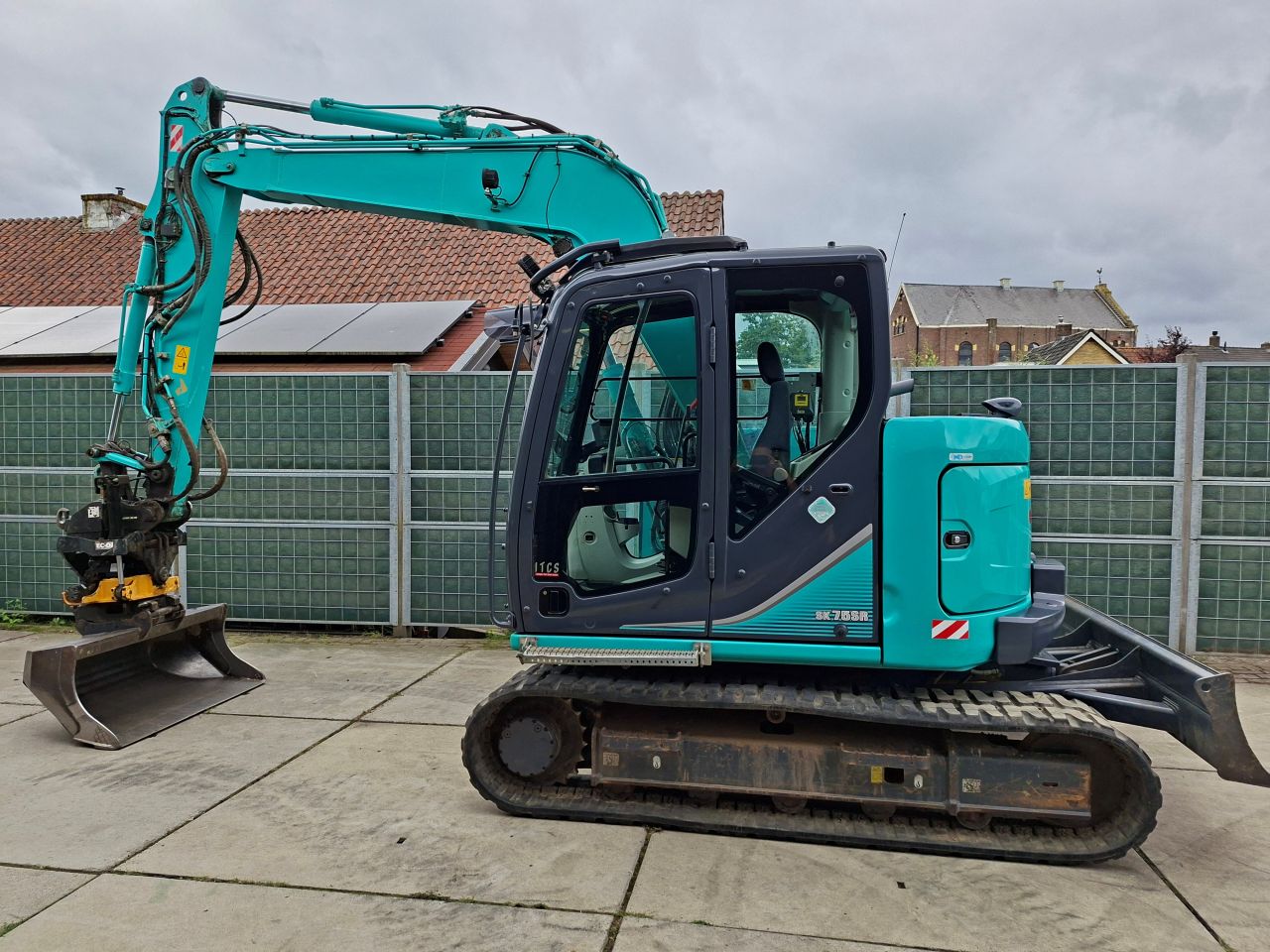 Kobelco SK75SR-3E 8 tons Engcon Oilquick draaikantelstuk