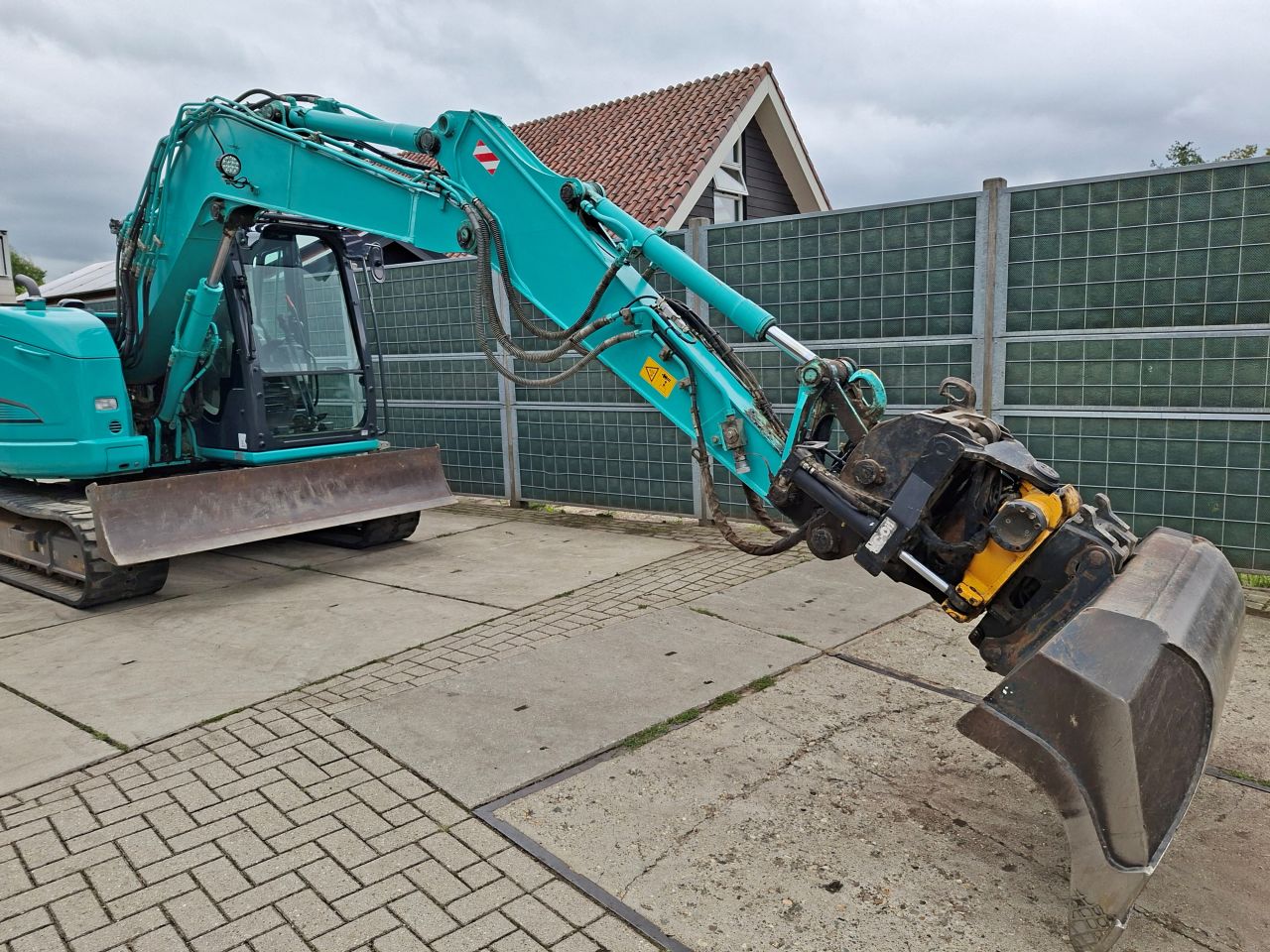 Kobelco SK75SR-3E 8 tons Engcon Oilquick draaikantelstuk