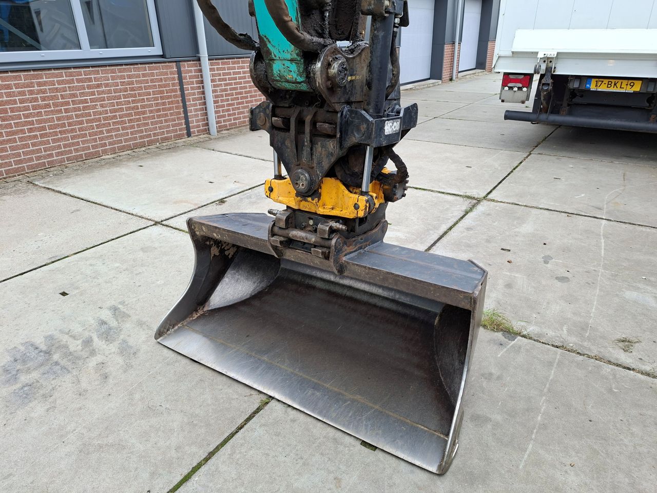 Kobelco SK75SR-3E 8 tons Engcon Oilquick draaikantelstuk