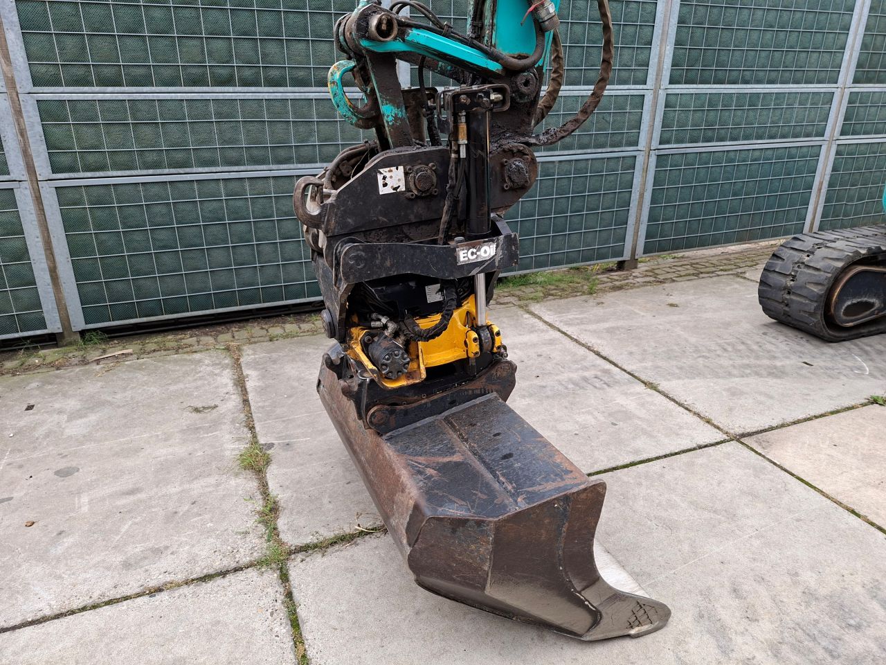 Kobelco SK75SR-3E 8 tons Engcon Oilquick draaikantelstuk