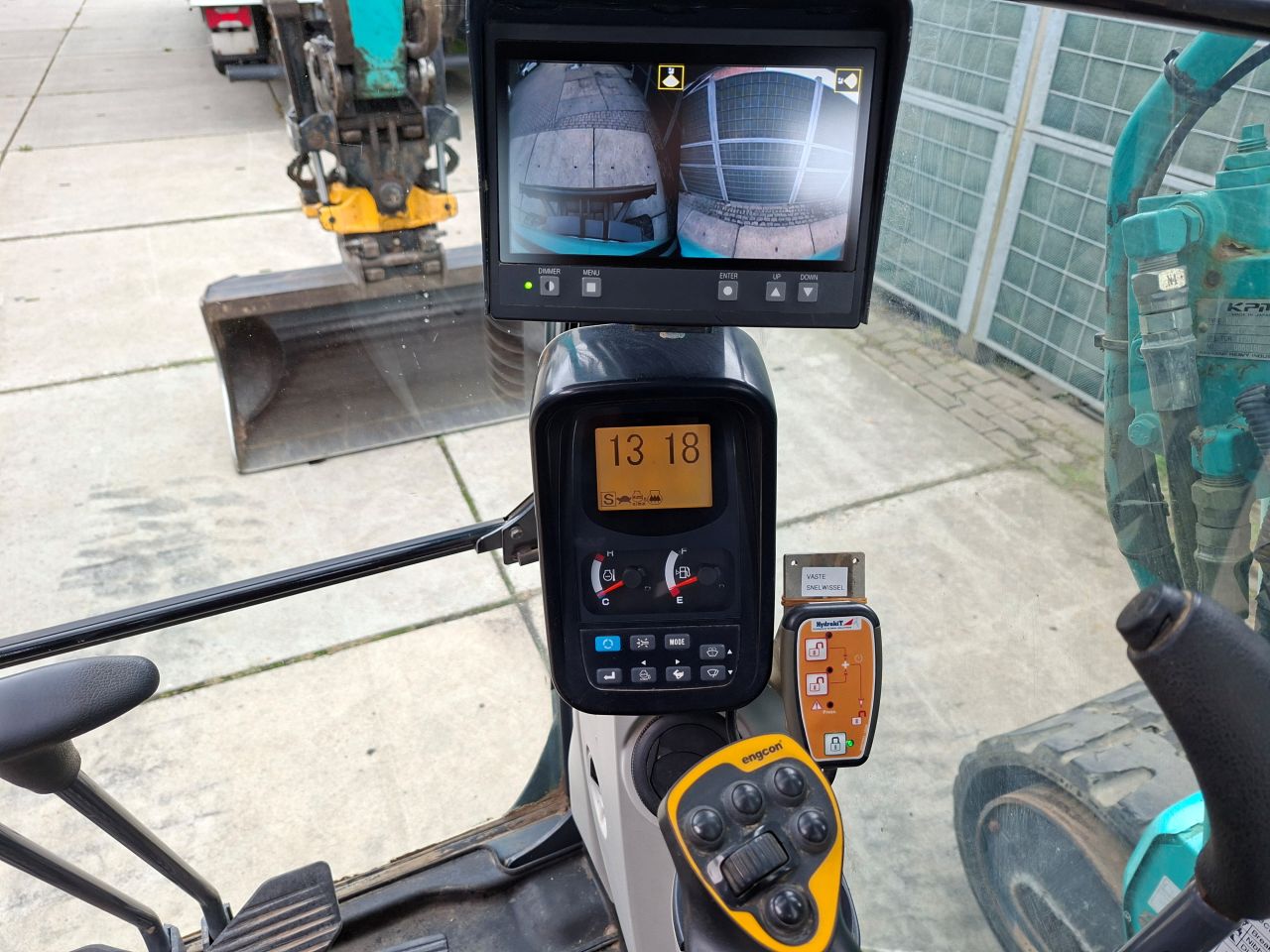 Kobelco SK75SR-3E 8 tons Engcon Oilquick draaikantelstuk