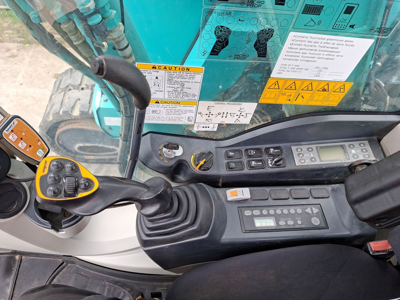 Kobelco SK75SR-3E 8 tons Engcon Oilquick draaikantelstuk