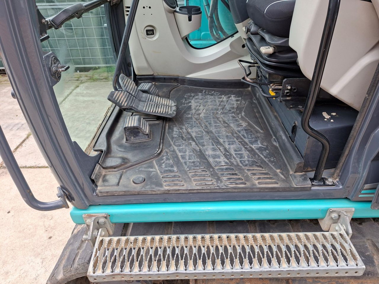 Kobelco SK75SR-3E 8 tons Engcon Oilquick draaikantelstuk