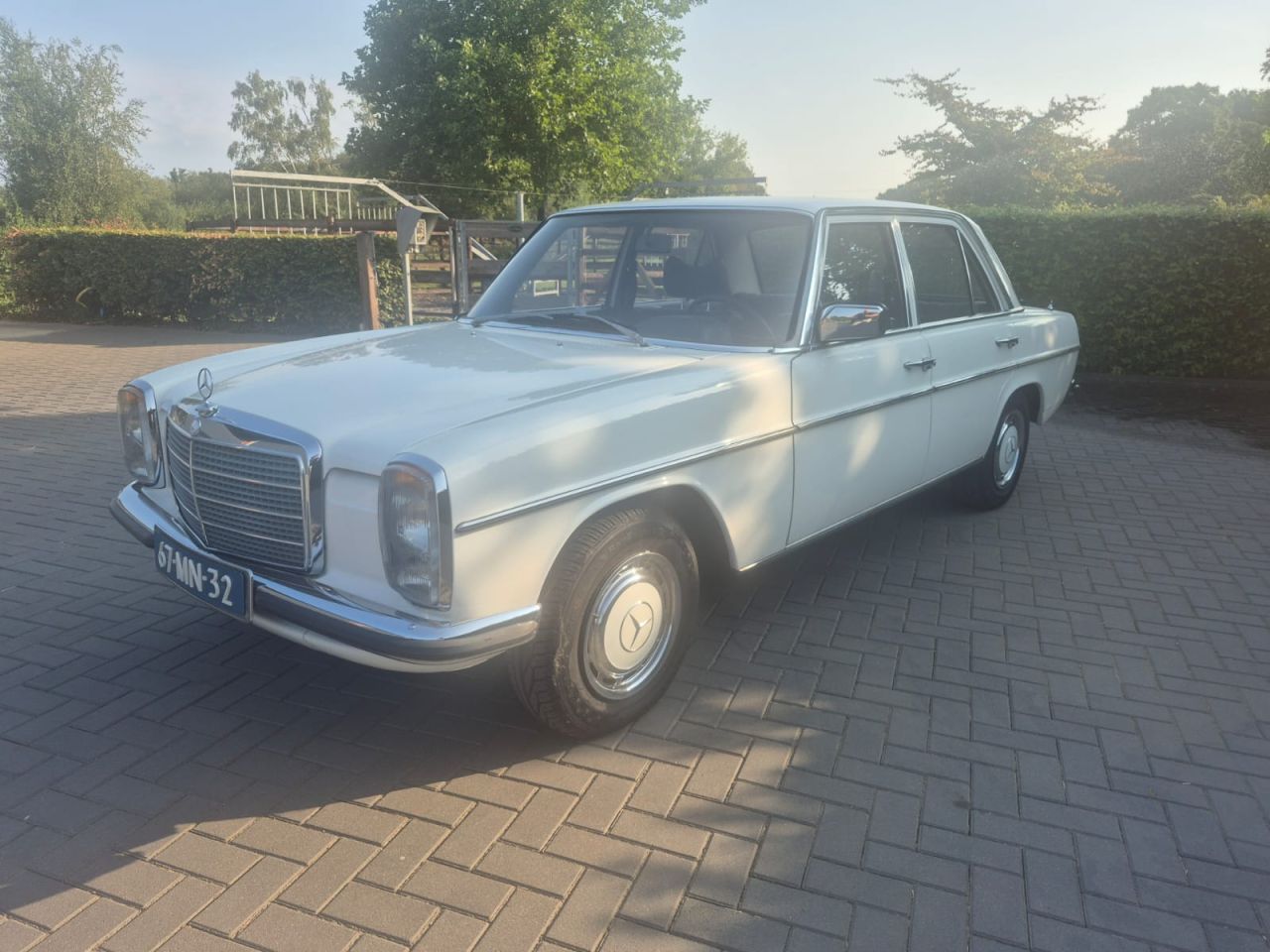 Mercedes-Benz 200 W115