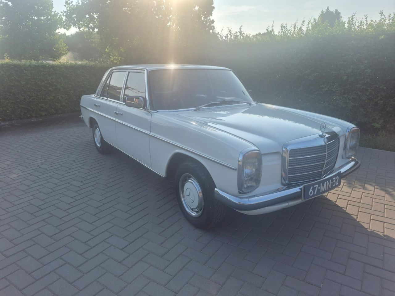 Mercedes-Benz 200 W115