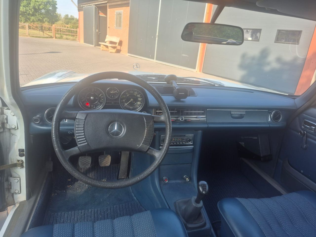 Mercedes-Benz 200 W115