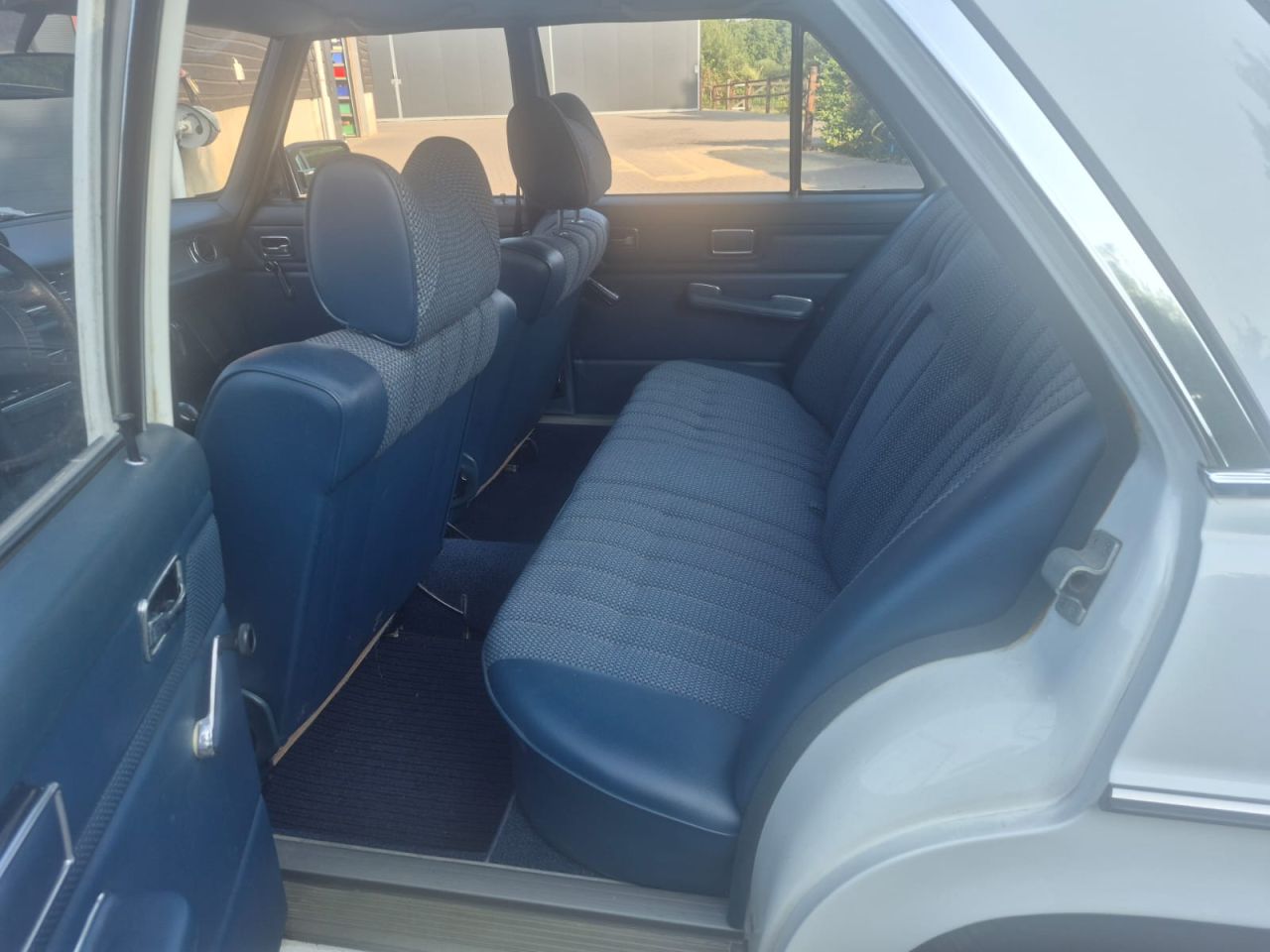 Mercedes-Benz 200 W115
