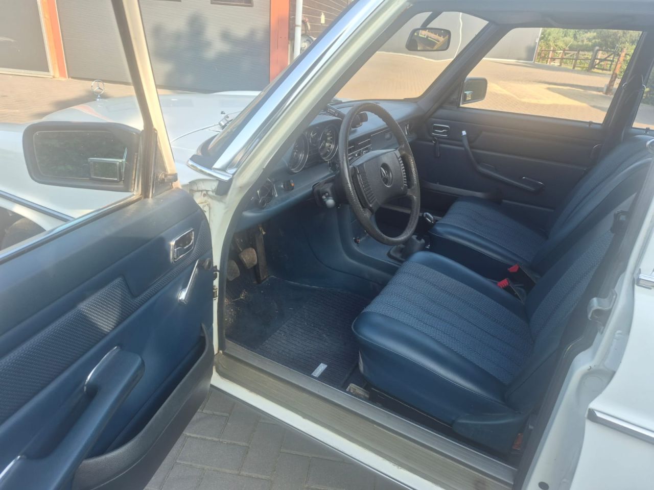 Mercedes-Benz 200 W115