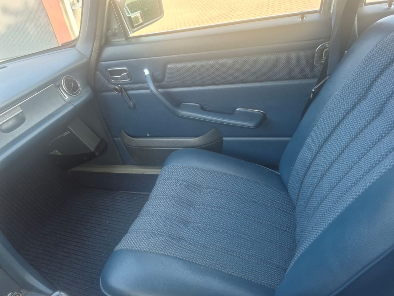 Mercedes-Benz 200 W115