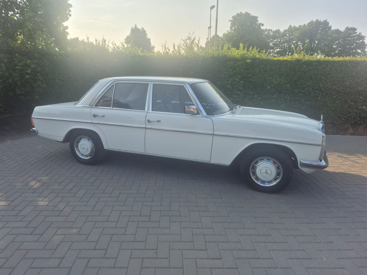 Mercedes-Benz 200 W115
