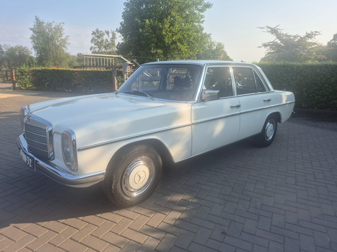Mercedes-Benz 200 W115