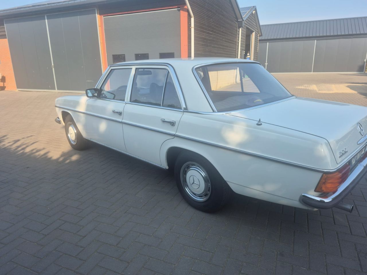 Mercedes-Benz 200 W115