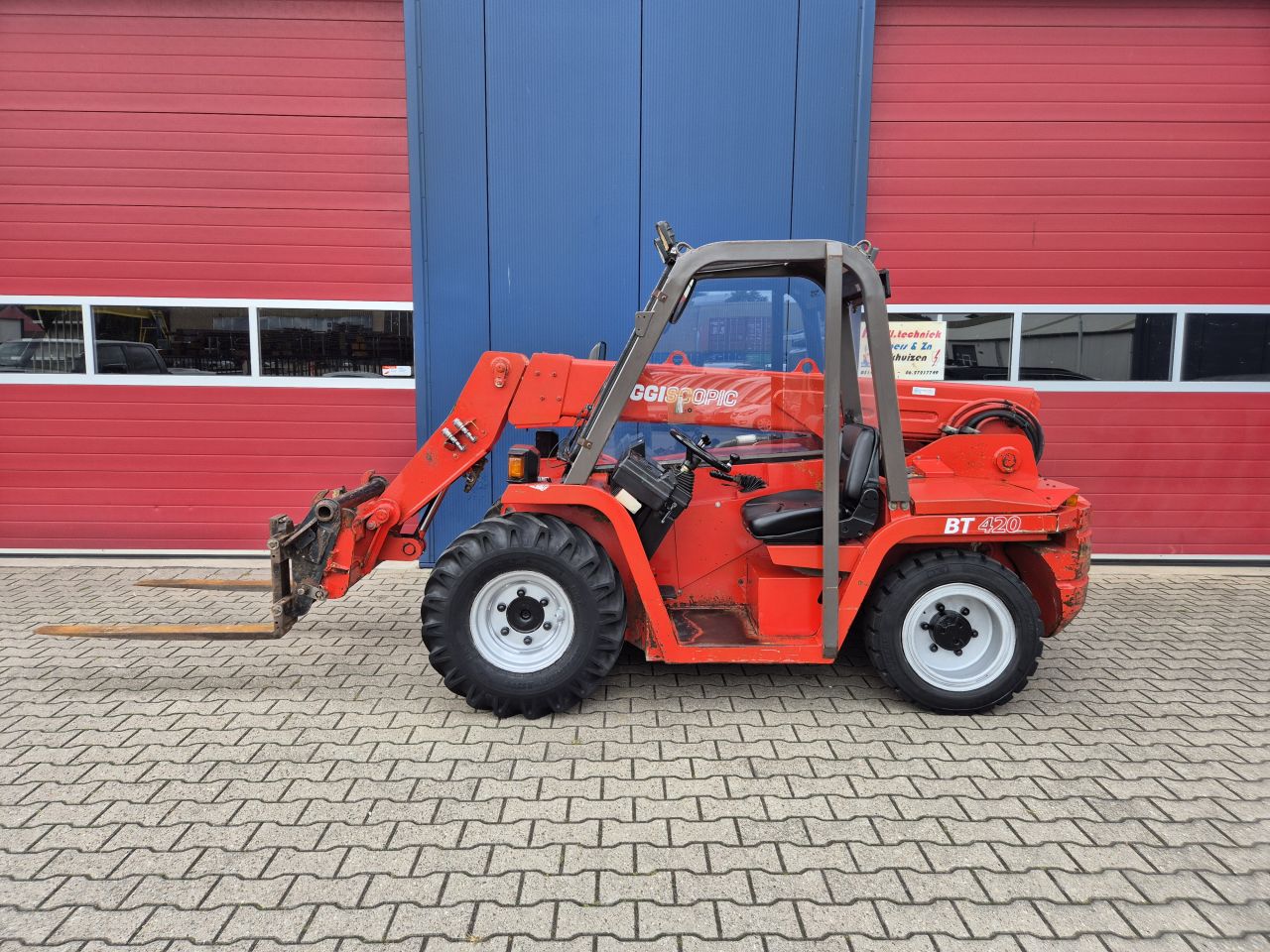 MANITOU BT420 BUGGYSCOPIC VERREIKER 4X4 MET KENTEKEN