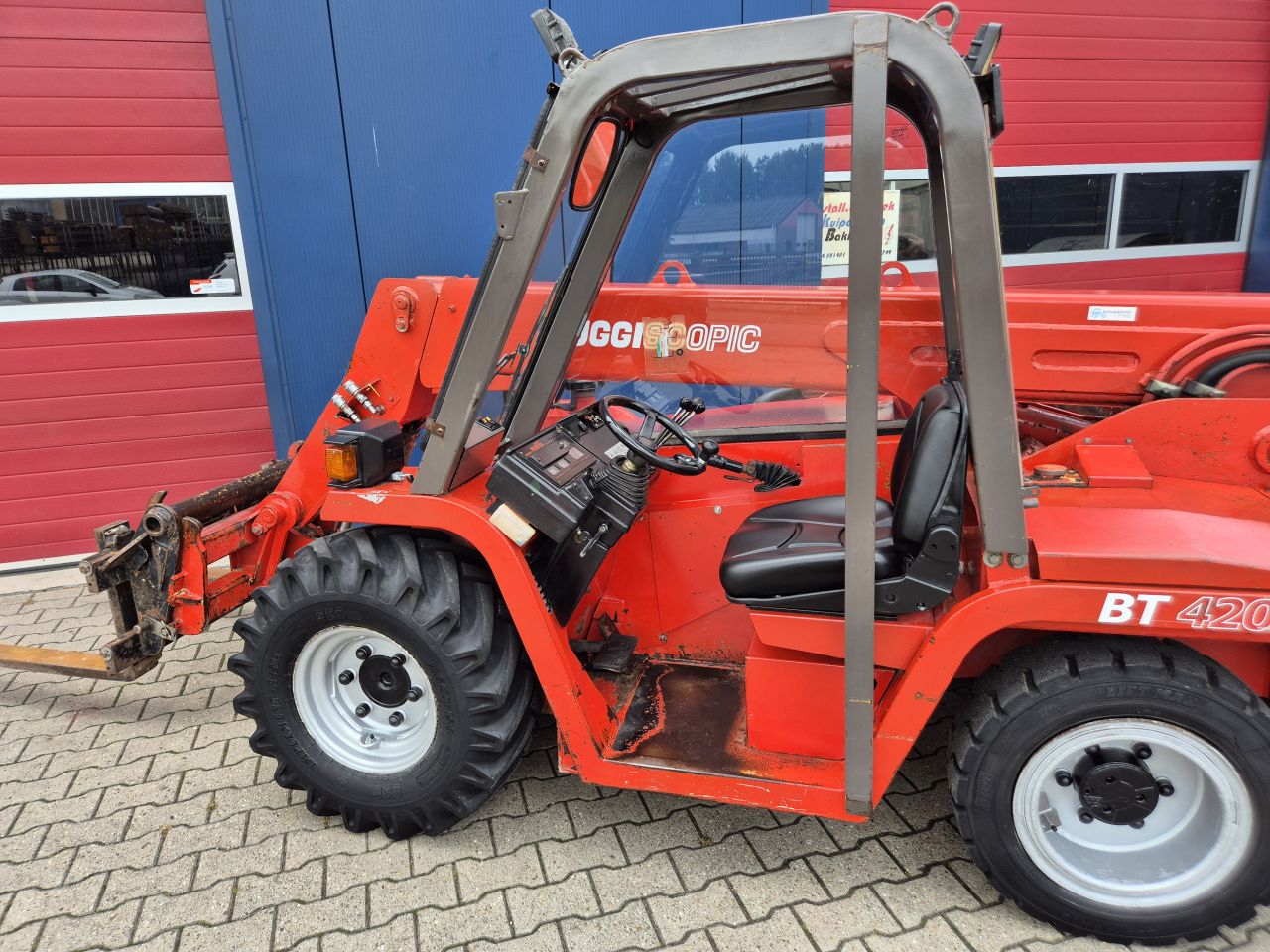 MANITOU BT420 BUGGYSCOPIC VERREIKER 4X4 MET KENTEKEN