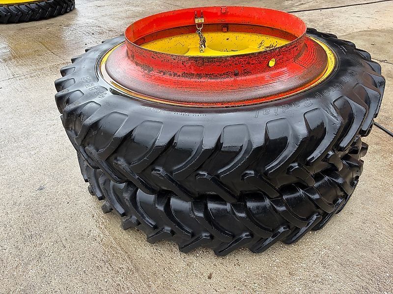 John Deere 13,6R48