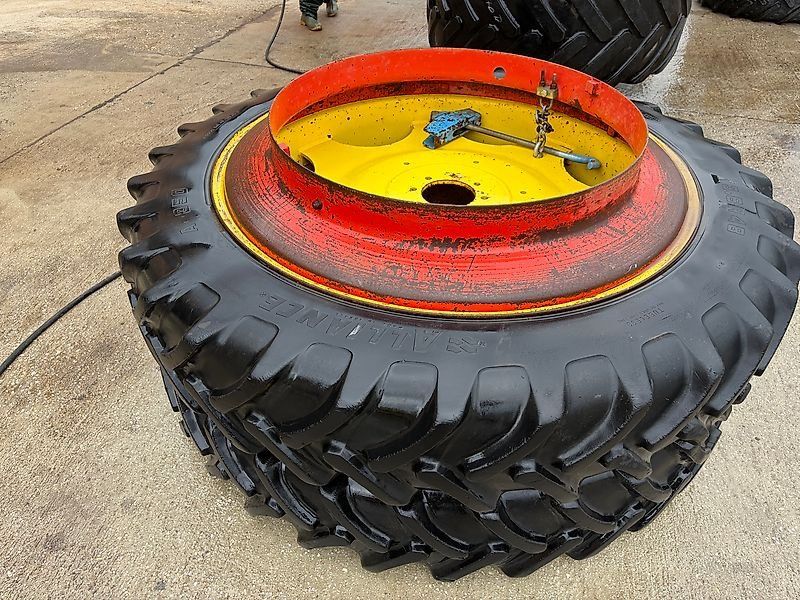 John Deere 13,6R48