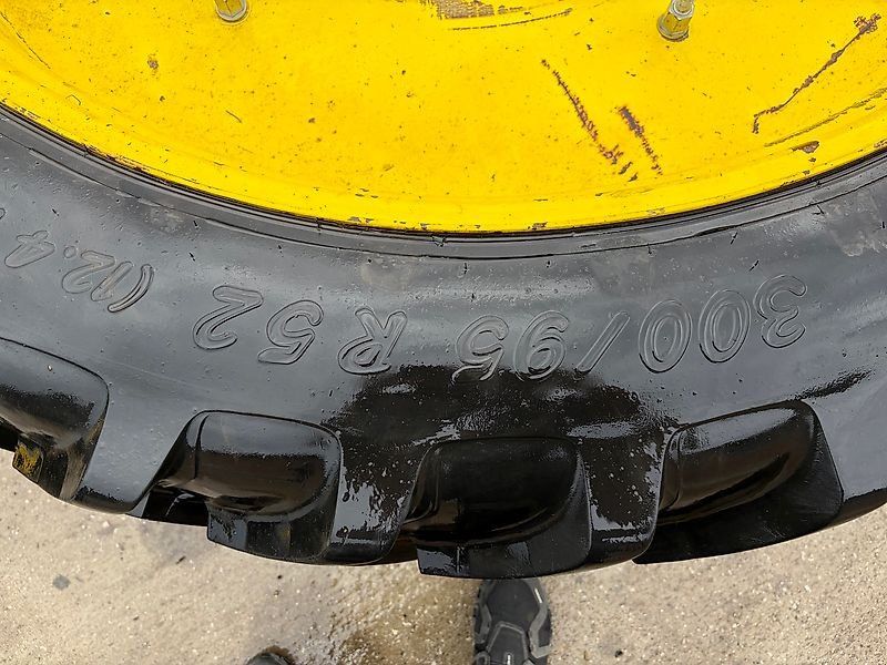 John Deere 300/95R52 Räder