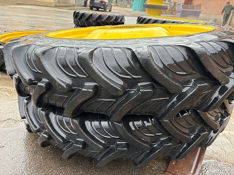John Deere 270/95R38