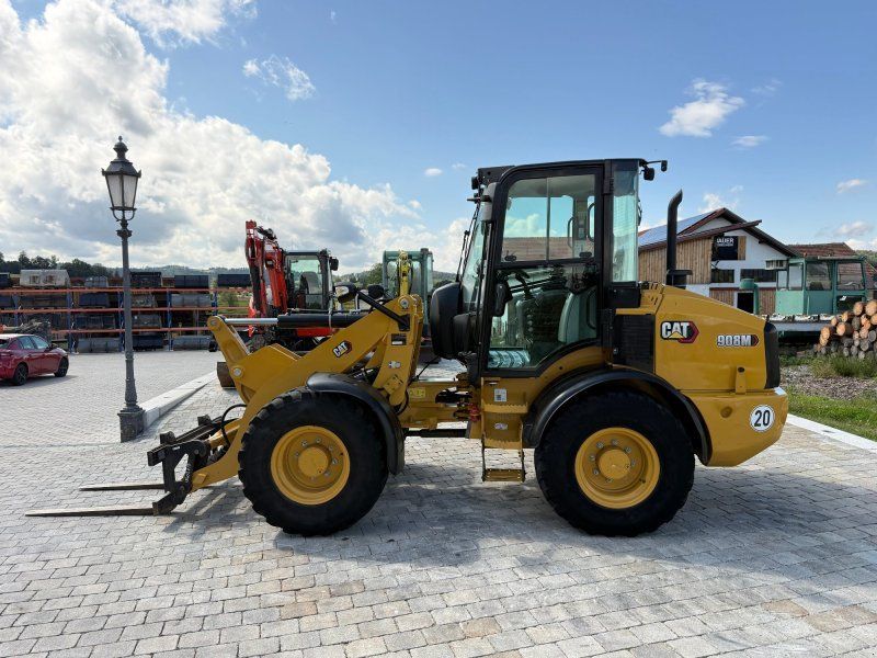 Cat 908 M mit Schaufel und Gabel