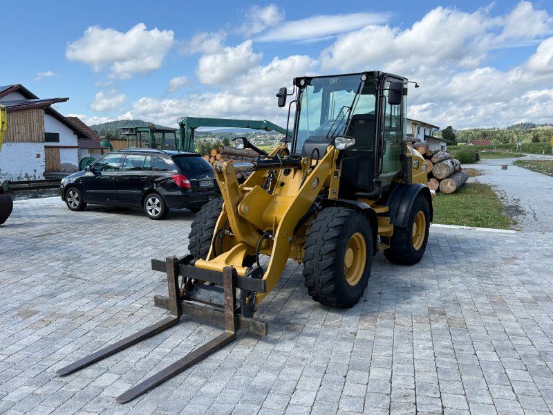 Cat 908 M mit Schaufel und Gabel