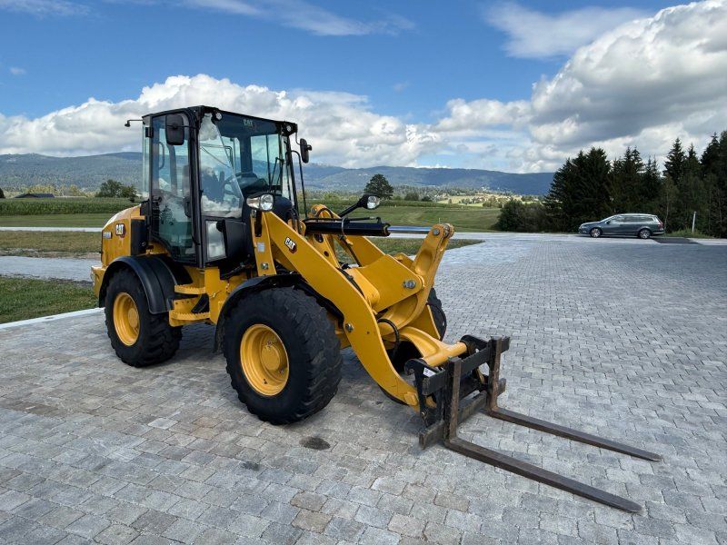 Cat 908 M mit Schaufel und Gabel