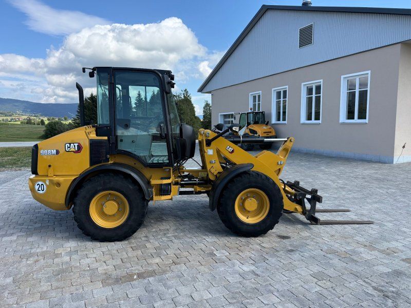Cat 908 M mit Schaufel und Gabel