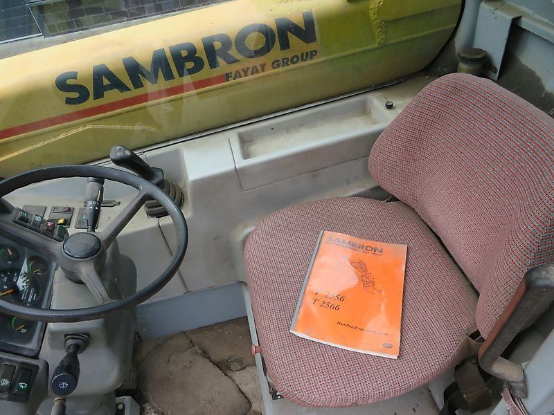 Sambron T2526 mit 2x Schaufel