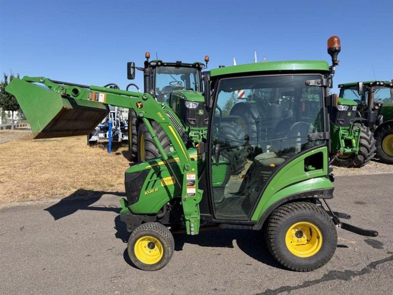 John Deere 1026R mit Frontlader 120R