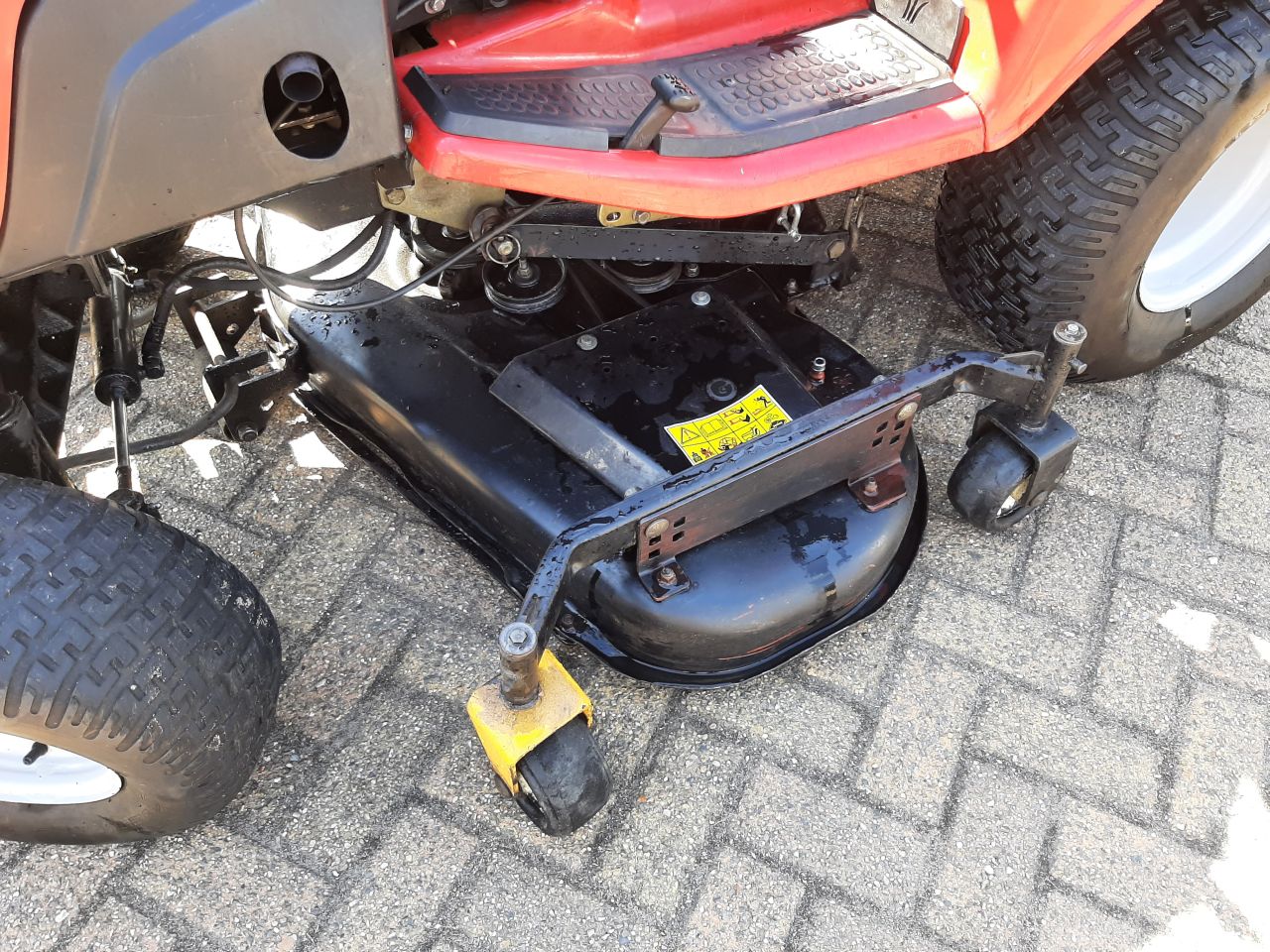 Cub Cadet 5264 diesel minitrekker met midden maaidek