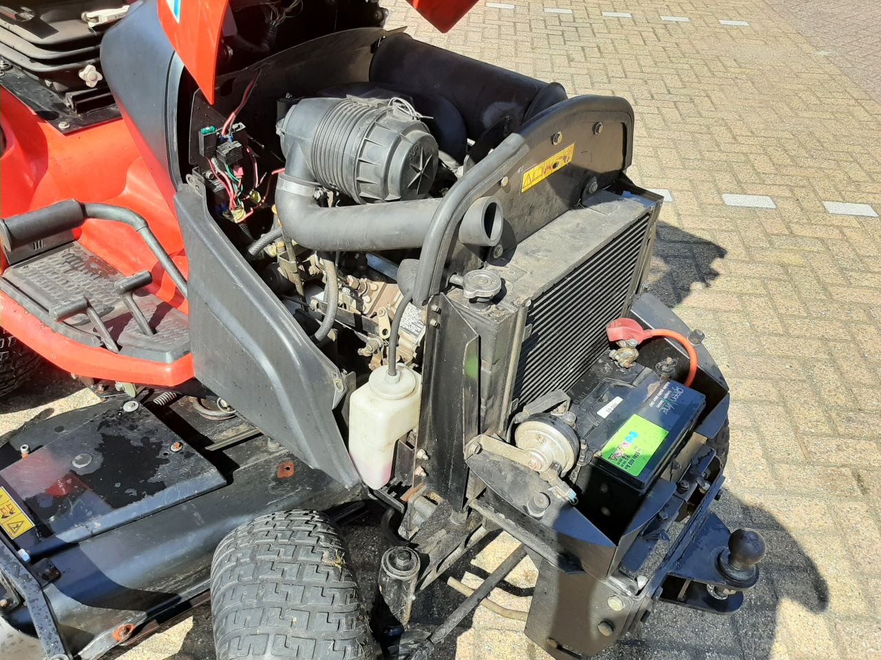 Cub Cadet 5264 diesel minitrekker met midden maaidek