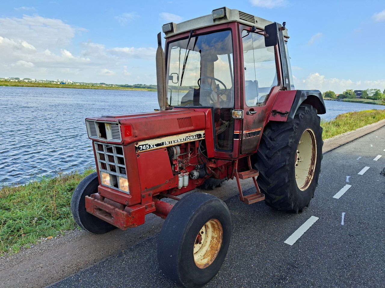 International 745 XL