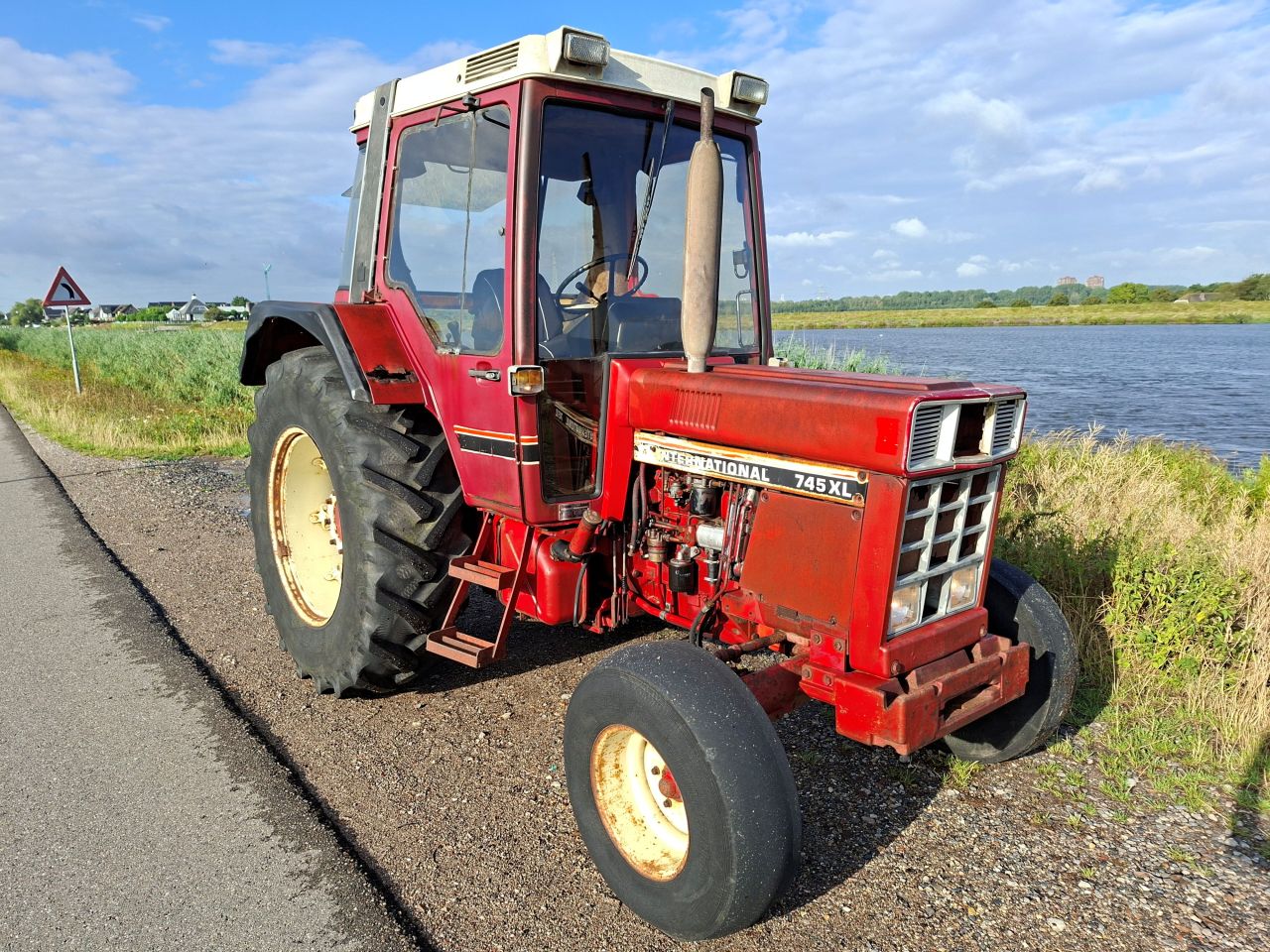 International 745 XL