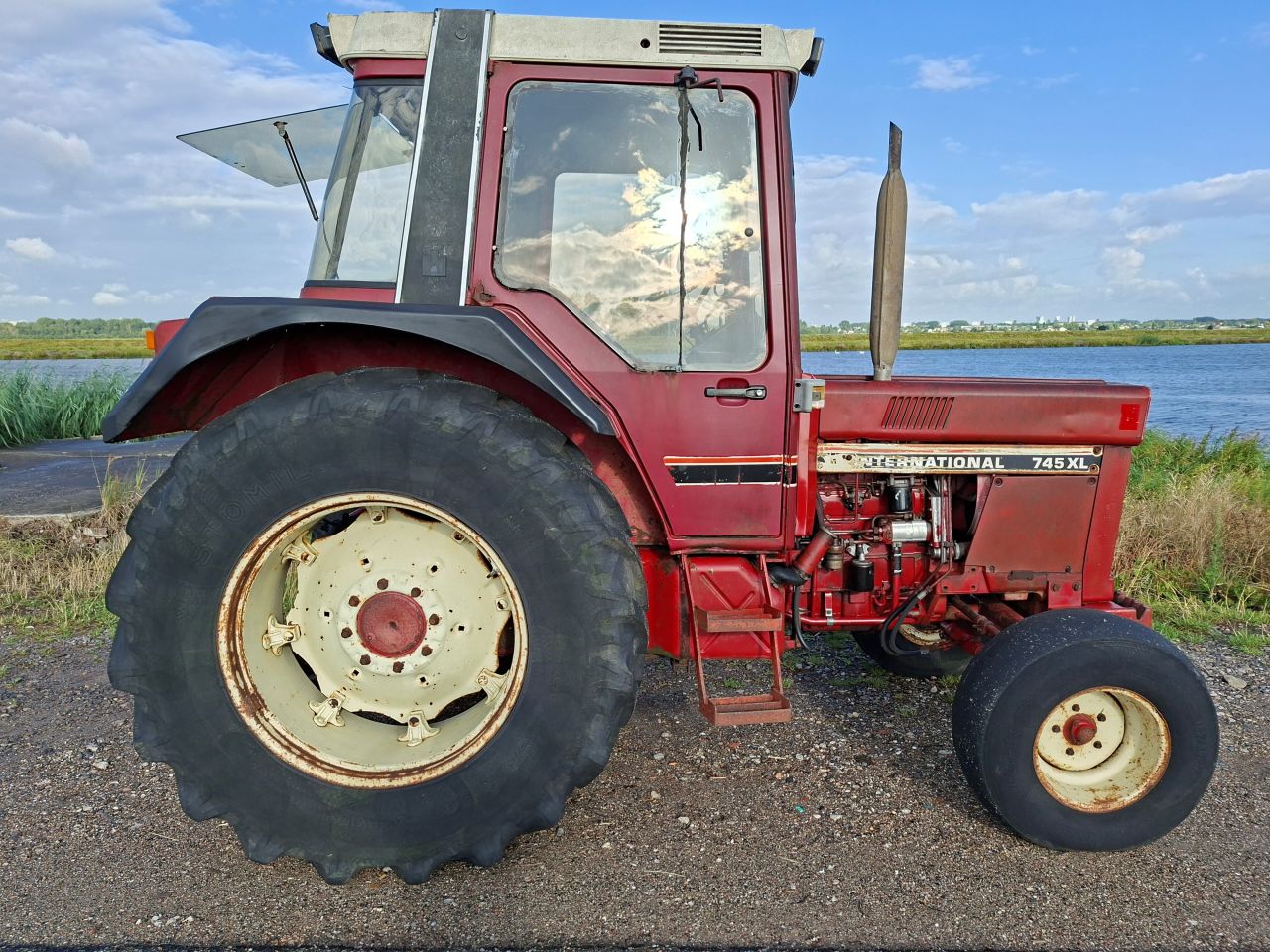 International 745 XL