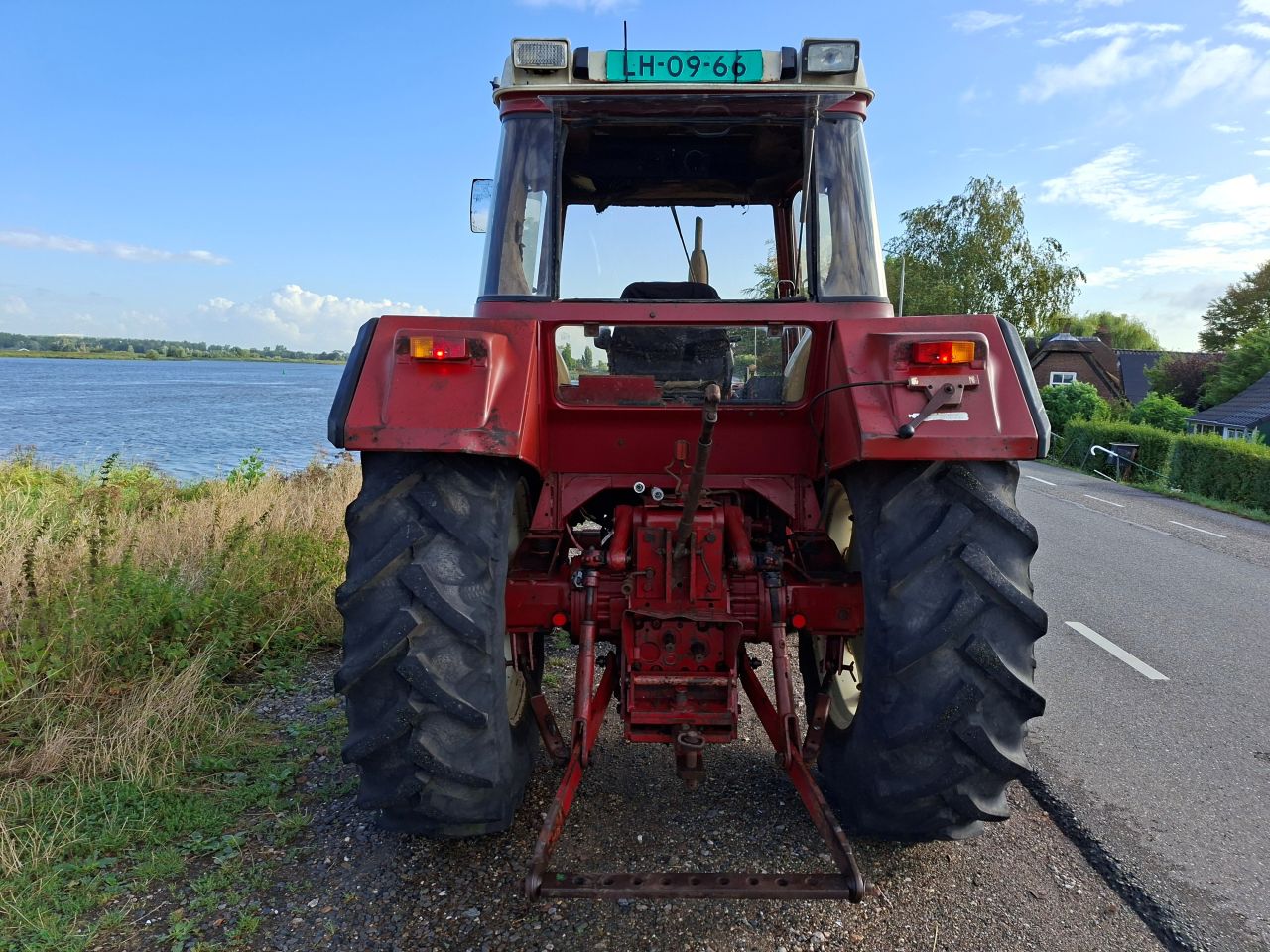International 745 XL
