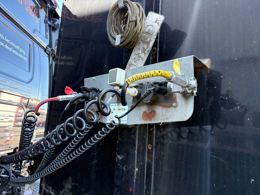 Renders - Schuifzeilen/Schuifdak 1x Liftas 2x stuuras Kooiaap aansluiting APK 01-2027