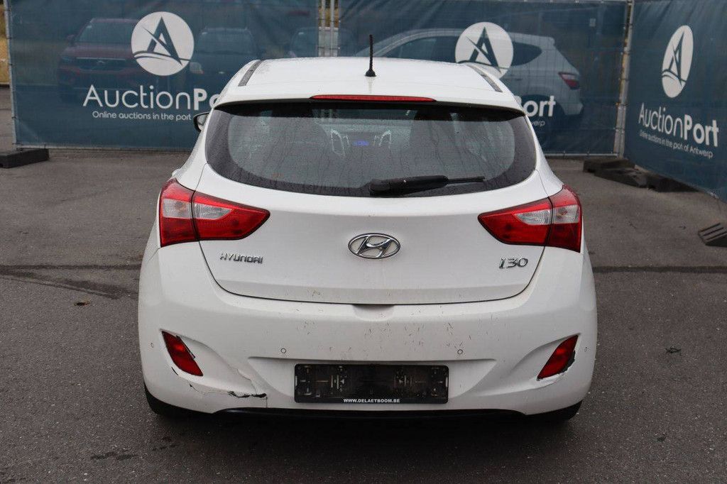 Hyundai i30 Petrol 100hp Passenger Car 2013 (Margin)