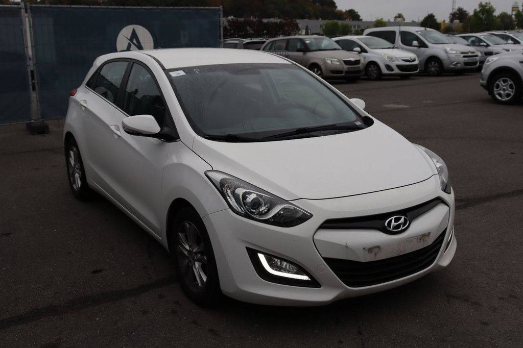 Hyundai i30 Petrol 100hp Passenger Car 2013 (Margin)