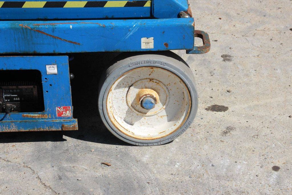 Skyjack SJ Electric Scissor Lift 317kg 11.7m 2015