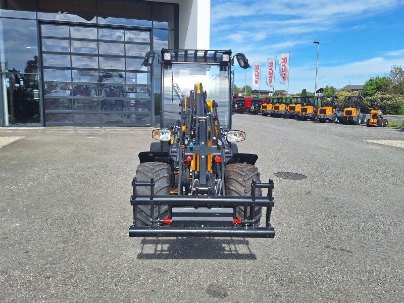 JCB 403 Agri Plus
