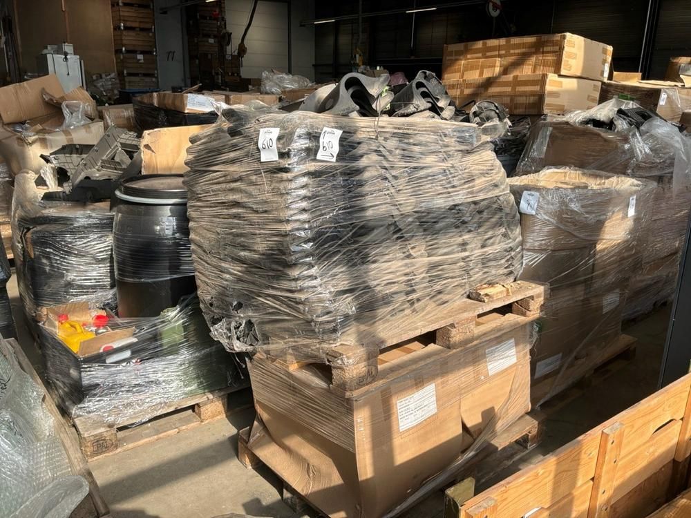 Super Soco Cux headlight, front wheel covers, spare parts, handlebar covers, footplates, stands, wiring harnesses, brake system (20x)