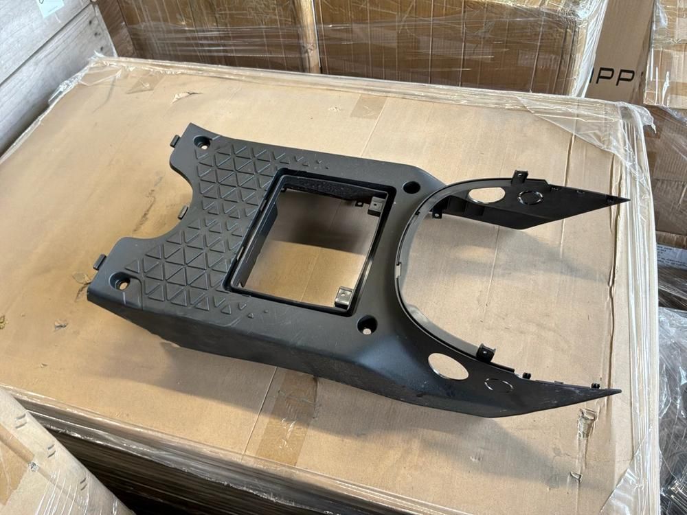 Super Soco Cux footplates, center stand, cover caps, displays, speedometer mounts, handlebars, batteries (30x)