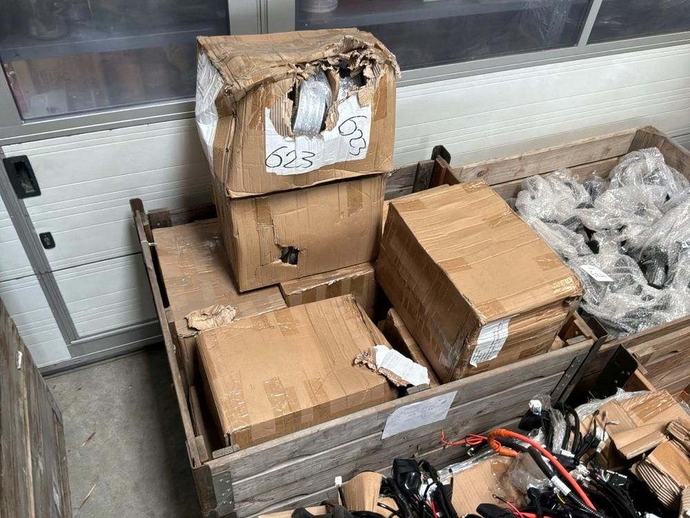 Super Soco Cux wiring harnesses, rear suspension, cover caps, taillight trim, clamps, brake pads, Coco cases (10x)