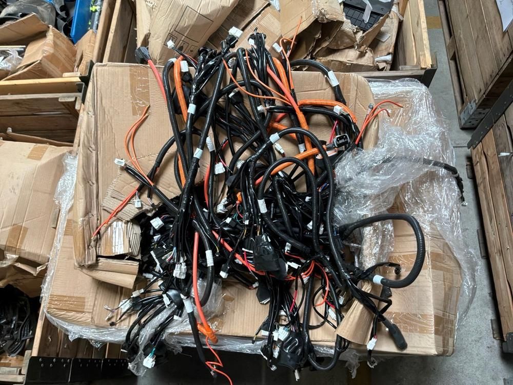 Super Soco Cux wiring harnesses, rear suspension, cover caps, taillight trim, clamps, brake pads, Coco cases (10x)