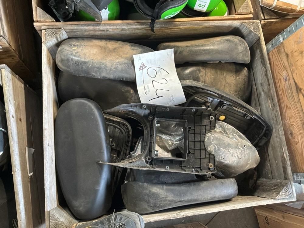 Super Soco Cux taillight covers, hand brakes, mounting brackets and bolts, center stands, cover caps, seats, controllers (10x)