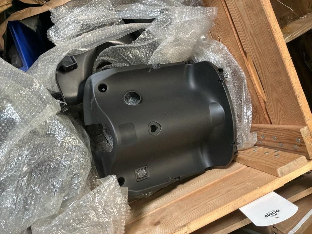 Super Soco Cux taillight covers, hand brakes, mounting brackets and bolts, center stands, cover caps, seats, controllers (10x)