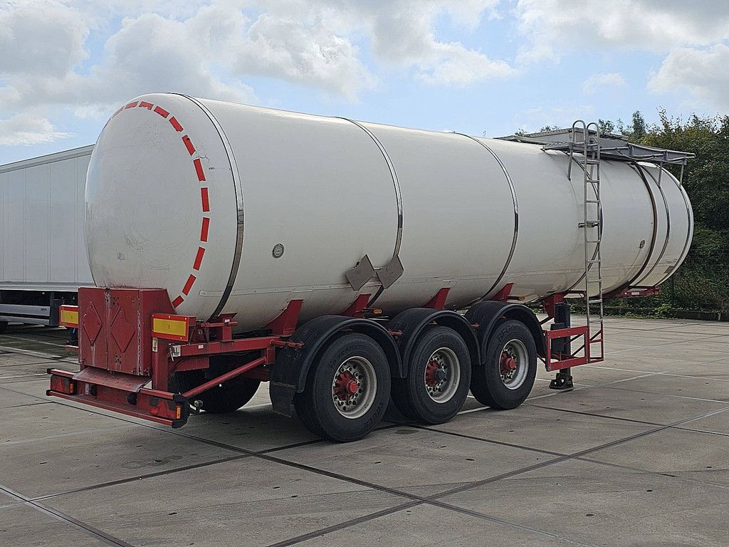 HENDRICKS CHEMIETANK 30.000 ltr isolated